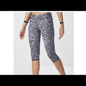 Fabletics Sandstorm Capris